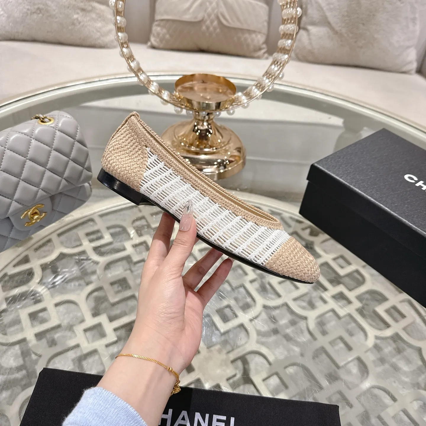 💕💕Factory direct selling price p540💕💕 Chanel 25SS finally releases woven ballet shoes‼ ️ Shoes worthy of their own article, I have to say that they are finally waiting for you! So elegant and chill. Wear it in the summer to enjoy the breeze and walk on the street. Round square toe design. Cute and cute~ The appearance is super online. When you wear it, you will feel like a wealthy daughter. I thought it was good-looking. Only when I put it on my feet do I know how easy it is to wear~ Upper: Exclusive custom-made mesh (comfortable and breathable) Foot pad: Sheepskin Outsole: Genuine leather sole imported from Italy Size: 35-39 (customized at 40.41.42)